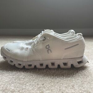 White On cloud 5’s in a 7.5